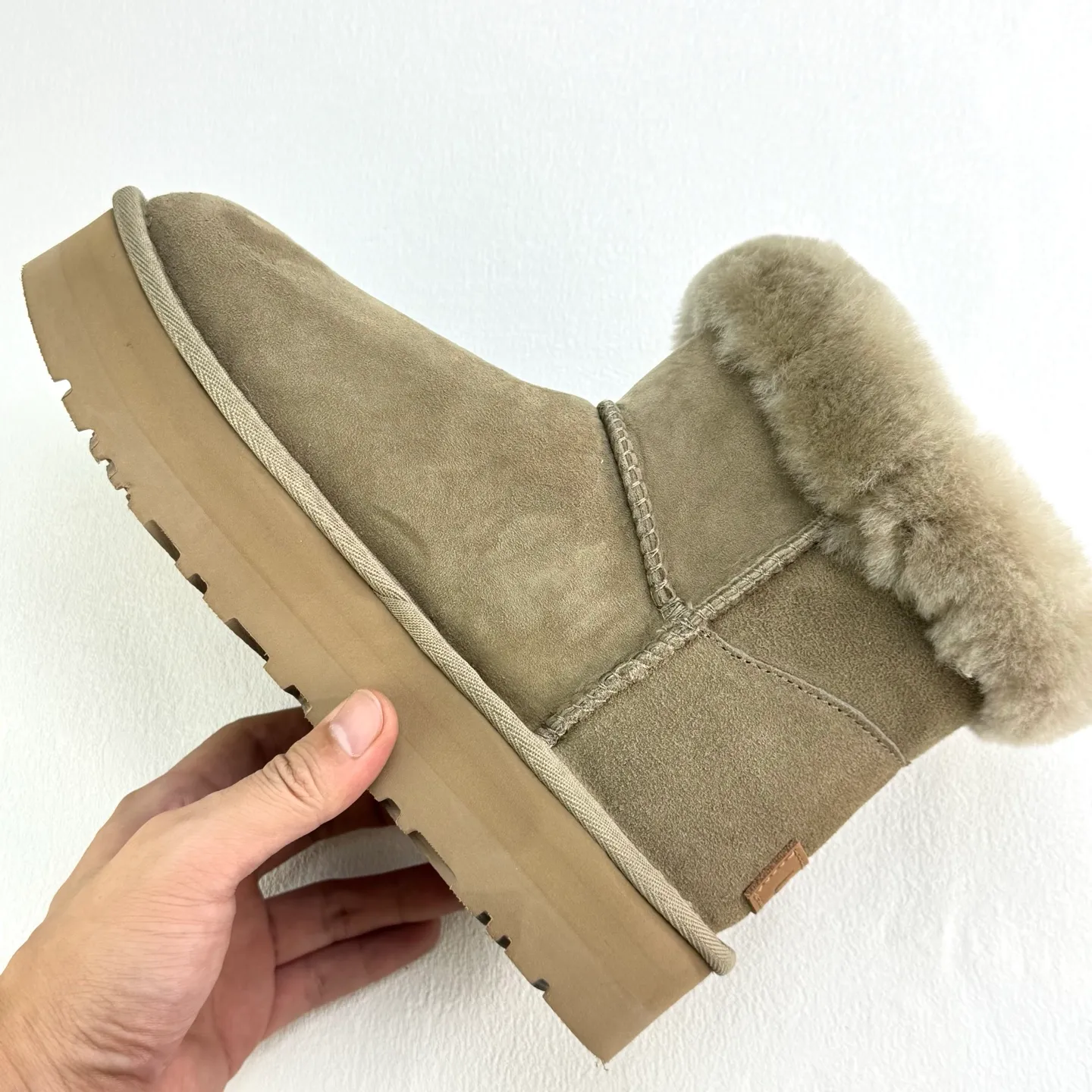 Pick up locally 💰480, the core recommendation is good price, the platform’s foreign trade is exclusive to UGG Classic Short II horn buckle women’s snow boots 1118816 Produced by the ten-year-old brand shoemaking foundry production line, paying attention to every detail, Longfeng A-grade genuine sheep fur, completely following the ZP process. Size: 35 36 37 38 39 40 Number: 29YDEF39